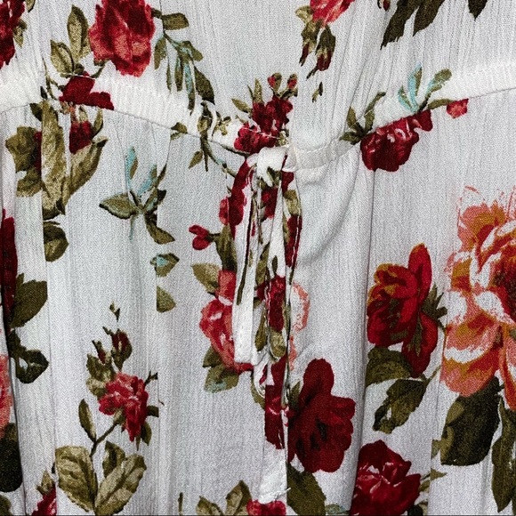 3/$27 Ambiance Rose Patterned Romper Size Large - Picture 6 of 6